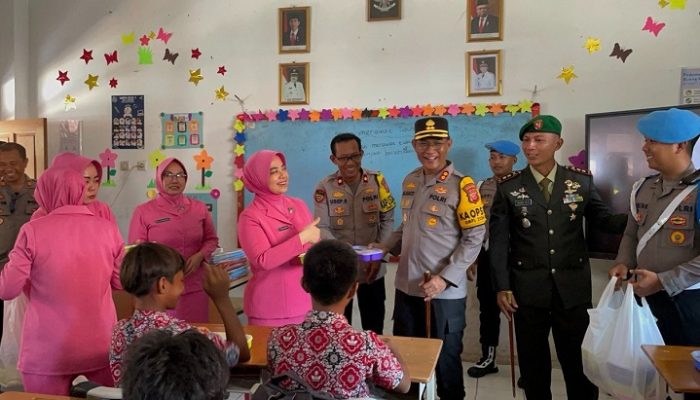 Polres Pangandaran dan Kodim 0625 Pangandaran Bagikan Makan Siang Bergizi bagi Siswa SDN 4 Cijulang