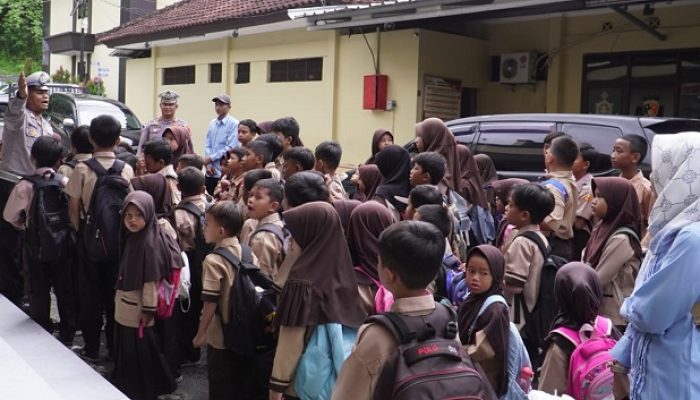 Pelajar SDN 7 Hegarsari Pataruman Kunjungi Polres Banjar, Ini Tujuannya