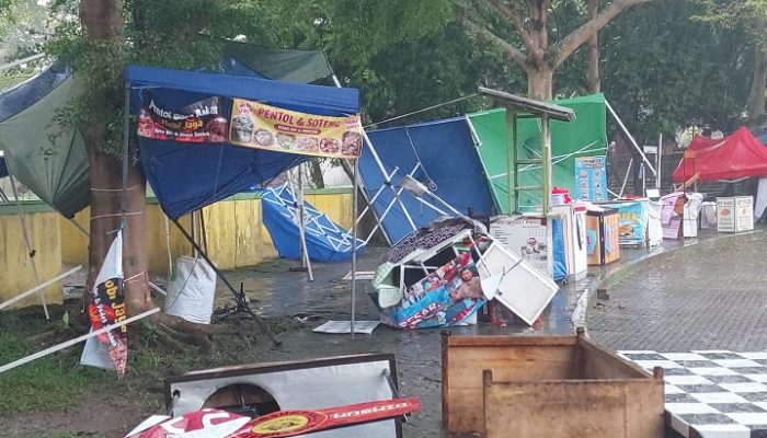 Hujan Deras dan Angin Kencang di Banjar Robohkan Belasan Tenda UMKM