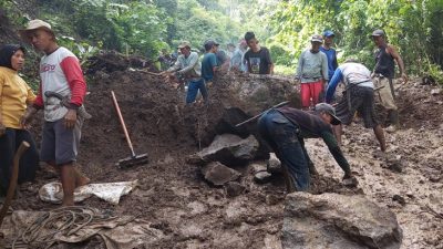 Jalan Penghubung Desa Karyamukti-Pataruman Tertutup Longsor, Akses Warga Dialihkan