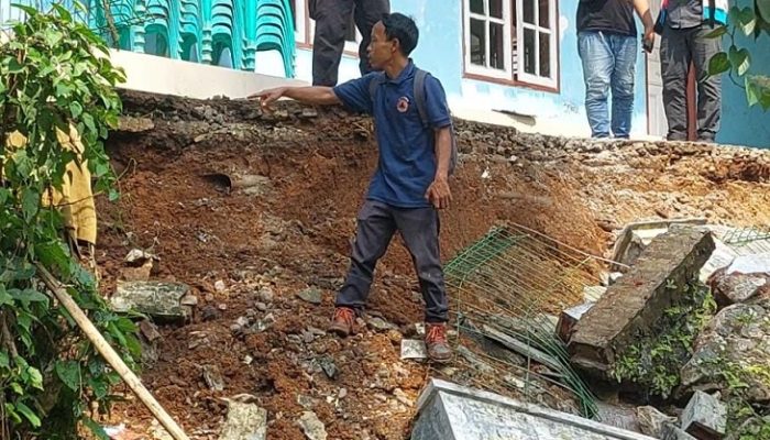 TPT Masjid Nurul Hikmah di Dusun Cilengkong Ambruk, Diduga Akibat Hujan dan Tanah Labil