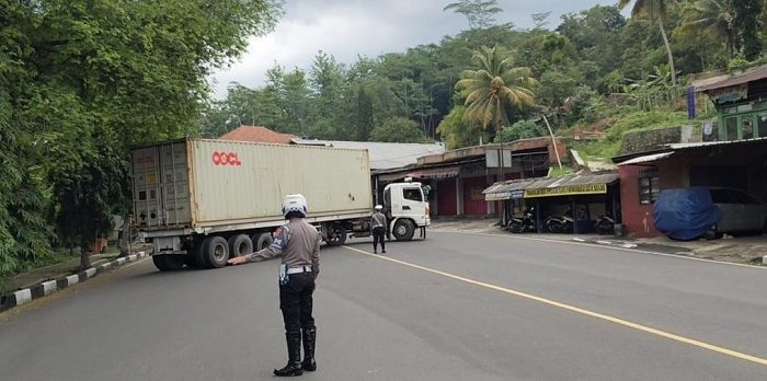 Polres Banjar Amankan Kendaraan Bersumbu Tiga yang Melanggar Aturan Nataru