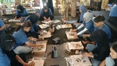 Mahasiswa UNLA Bandung Gelar Praktik Batik Dahon di Pangandaran