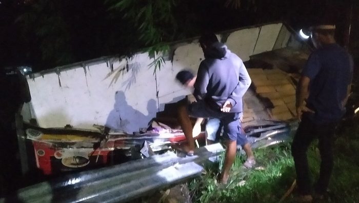 Mobil Box Double Terbalik di Tembungkerta, Sopir dan Kernet Selamat
