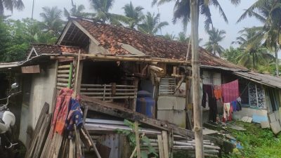 Hujan Deras Ancam Keselamatan Lansia di Sumanding Wetan, Warga Desak Bantuan Pemerintah
