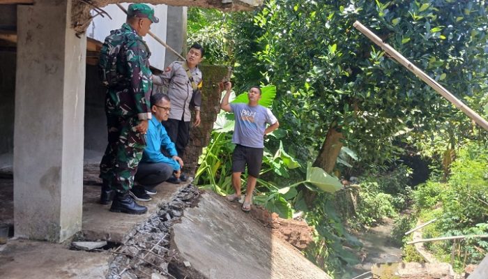 Rumah Warga di Banjar Ambruk Diterjang Abrasi Akibat Hujan Deras