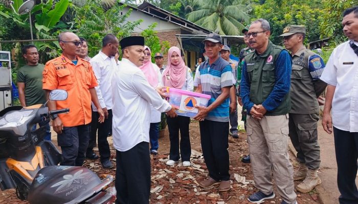 Penyaluran Bantuan Logistik bagi Korban Angin Puting Beliung di Kota Banjar
