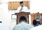 Walkot Banjar Hadiri Tarawih Keliling dan Serahkan Bantuan di DKM Darul Ulum