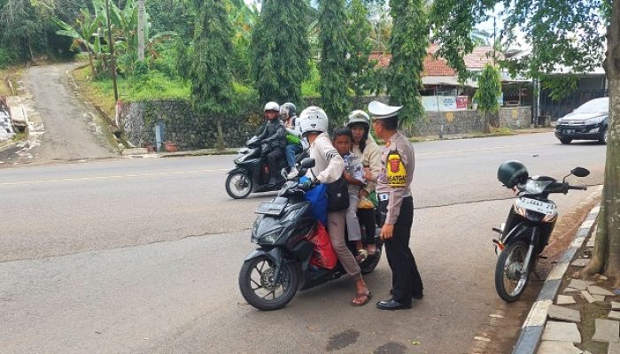 Kasat Lantas Polres Banjar Berikan Bantuan untuk Kelancaran Arus Mudik