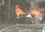Selang Bensin Bocor, Mobil Sedan di Kota Banjar Dilalap Api