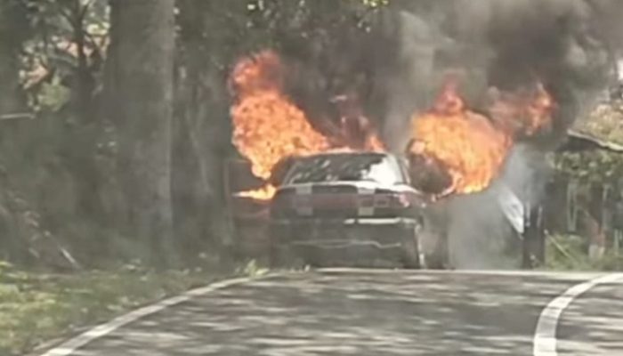 Selang Bensin Bocor, Mobil Sedan di Kota Banjar Dilalap Api