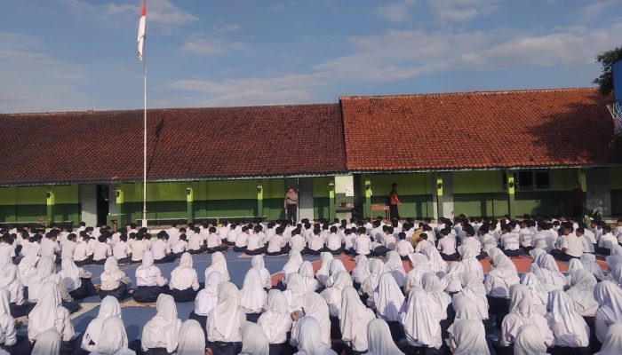 Upaya Cegah Kenakalan Remaja, Unit Binmas Polsek Banjar Gelar Pembinaan di SMPN 5 Banjar