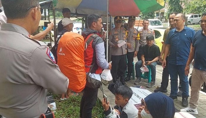 Jumat Berkah: Polres Banjar Bagikan Makan Siang Gratis kepada Pengguna Jalan