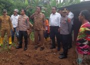 Kapolres Banjar Terjunkan Personel Bantu Korban Longsor di Desa Sinartanjung