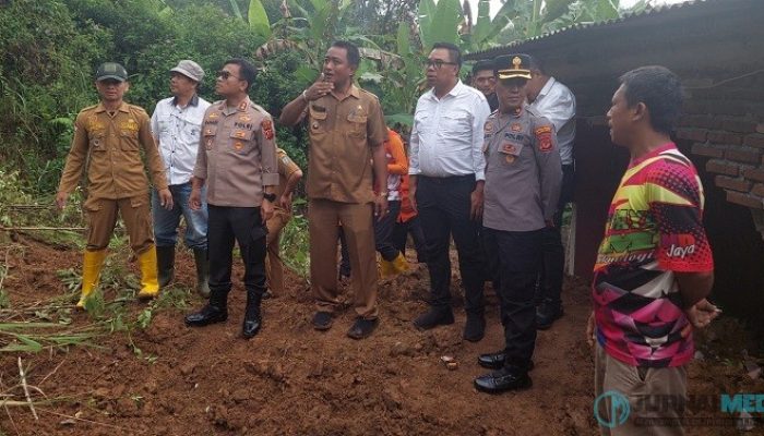 Kapolres Banjar Terjunkan Personel Bantu Korban Longsor di Desa Sinartanjung