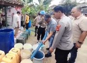 Alami Krisis Air Bersih, Warga Dusun Girimulya Dapat Bantuan dari Polres Banjar