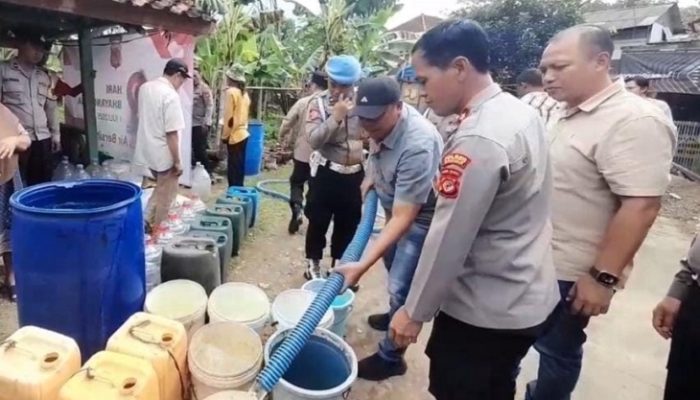 Alami Krisis Air Bersih, Warga Dusun Girimulya Dapat Bantuan dari Polres Banjar