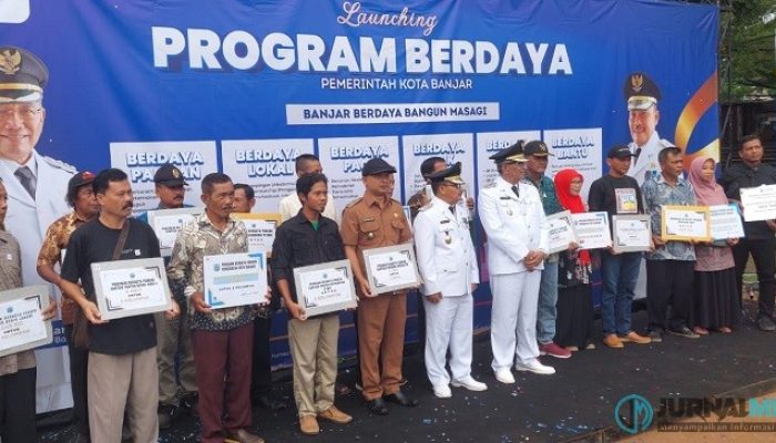 Wali Kota Banjar Serahkan Bantuan Program Berdaya Didik untuk Siswa SD di SDN 3 Banjar