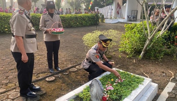 Ziarah dan Tabur Bunga, Polres Banjar Hormati Jasa Pahlawan di HUT Bhayangkara ke-79