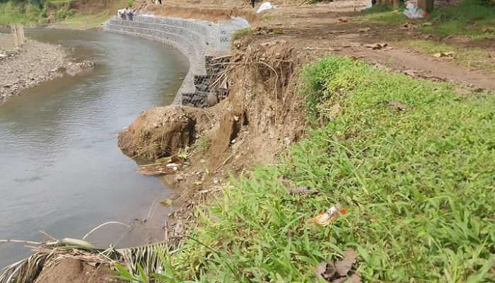 Dinding Tanggul Sungai Dermaji Cilacap Alami Abrasi