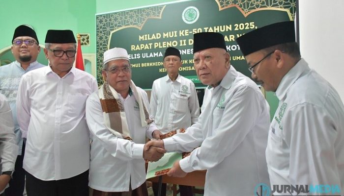 Wali Kota Banjar Serahkan Wakaf Tanah untuk MUI di Momen Milad ke-50