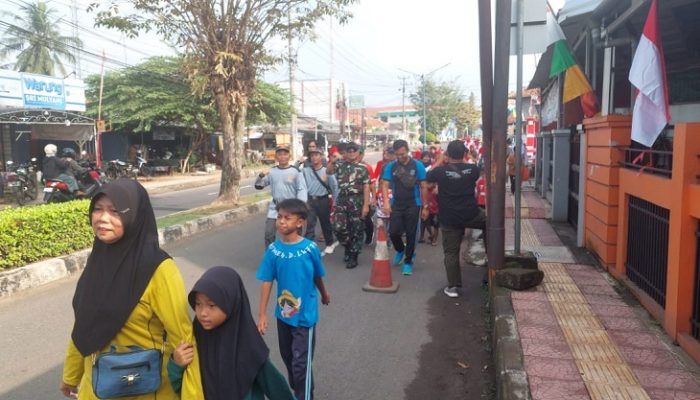 Semarak HUT RI ke-80, Warga Mekarsari Antusias Ikuti Jalan Santai