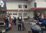 Kantor DPRD Banjar Kacau, Massa Lempari Batu hingga Jebol Gerbang