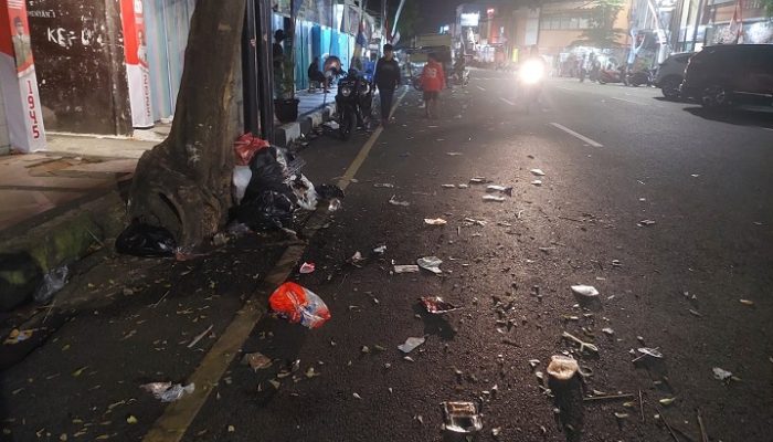 Pawai Alegoris HUT RI Sisakan Tumpukan Sampah di Jalan Utama