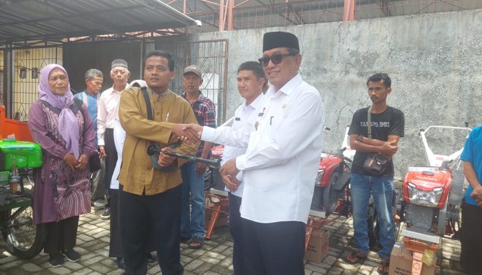 Dinas Pertanian Banjar Serahkan Bantuan Alsintan untuk Sembilan Kelompok Tani