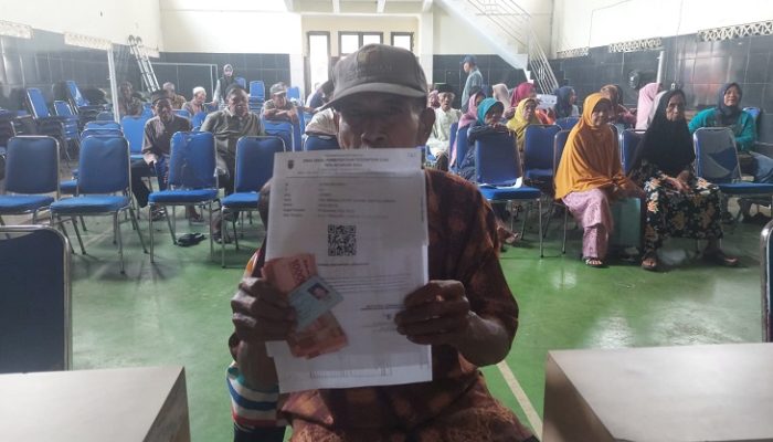 94 Warga Mulyasari dan Sinartanjung Terima Bantuan Sosial dari Pemerintah Desa