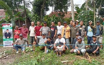 Anggota DPRD Kota Tasikmalaya Daerah Pemilihan (Dapil) II, H. Tedi Gunandi, S.Kom., M.Si., melaksanakan kegiatan reses masa persidangan I tahun 2025–2026 di Blok Pesantren, Kelurahan Sirnagalih, Kecamatan Indihiang. Kegiatan ini merupakan amanat konstitusi untuk menjaring aspirasi masyarakat secara langsung, sekaligus memperkuat jalinan komunikasi antara wakil rakyat dan warga. Dalam sambutannya, H. Tedi menegaskan komitmennya untuk terus memperjuangkan kebutuhan masyarakat di wilayah dapilnya. “Reses adalah momen penting untuk mendengar langsung suara masyarakat. Saya ingin suasana komunikasi cair agar bapak-bapak tidak segan menyampaikan aspirasi secara terbuka,” ujar H. Tedi Gunandi dalam pertemuan tersebut. Selama pelaksanaan reses, masyarakat menyampaikan berbagai isu penting mengenai pelayanan publik, pembangunan infrastruktur, hingga peningkatan fasilitas sosial dan pendidikan. Setiap aspirasi dicatat sebagai bahan pembahasan dalam agenda kerja dan penganggaran pemerintah daerah ke depan. Salah satu capaian yang telah terealisasi sesuai aspirasi warga adalah penyediaan tanah wakaf untuk area pemakaman bagi warga RW 007 Kelurahan Cipedes dan RW 002 Kelurahan Sirnagalih. “Alhamdulillah, urusan makam sudah selesai. Selanjutnya, kami akan mengupayakan pembangunan infrastrukturnya pada tahun anggaran berikutnya, sesuai kebutuhan masyarakat,” tambahnya. Kegiatan ini turut dihadiri tokoh masyarakat serta warga sekitar yang memberikan dukungan terhadap langkah-langkah pembangunan di wilayah Indihiang dan sekitarnya. Melalui reses ini, H. Tedi berharap aspirasi yang dihimpun dapat menjadi pijakan kebijakan yang lebih tepat sasaran serta mendorong percepatan pembangunan di Kota Tasikmalaya.