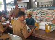 Bapanas–Bulog Salurkan Bantuan Pangan untuk 900 Keluarga di Kujangsari