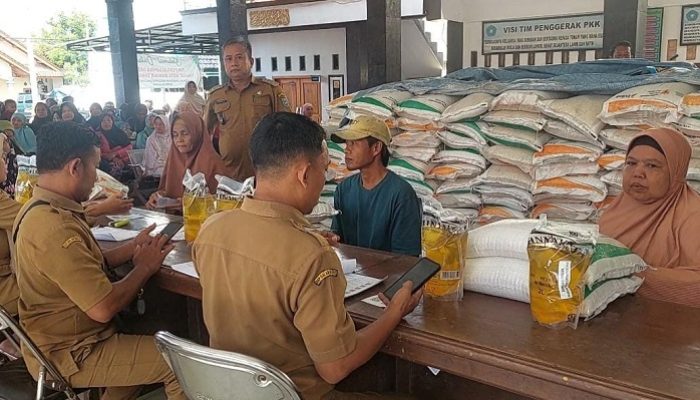 Bapanas–Bulog Salurkan Bantuan Pangan untuk 900 Keluarga di Kujangsari