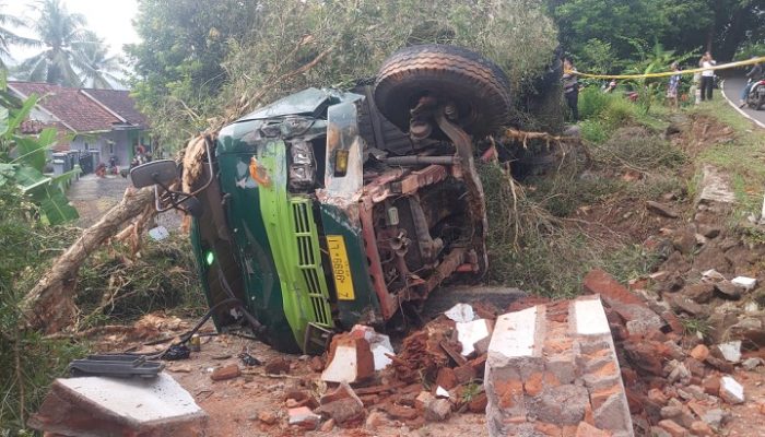 Diduga Sopir Mengantuk, Truk Tronton Bermuatan Mie Instan Terguling di Banjar