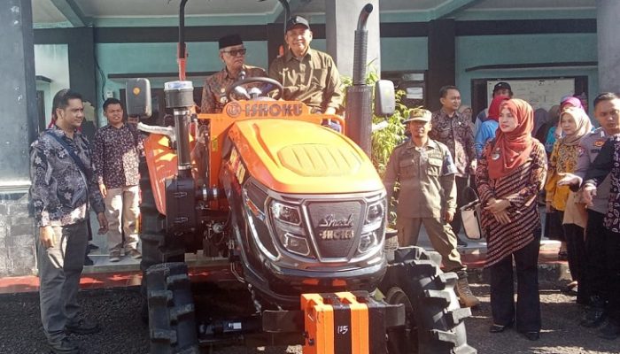 Wali Kota Banjar Serahkan Alsintan kepada Gapoktan Mekar Harapan Jaya di Desa Mekarharja