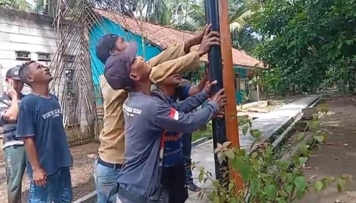 Tak Kantongi Izin Lingkungan, Tiang WiFi di Pataruman Dibongkar Warga