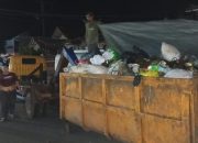 Saat Warga Terlelap, Petugas Kebersihan Kota Banjar Tetap Bekerja