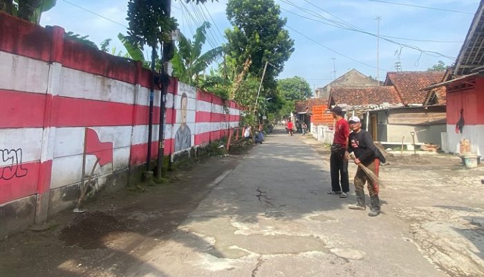 Jalan Rusak Dibiarkan, Warga Banjar Terpaksa Patungan Perbaiki